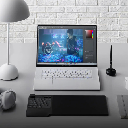 Ноутбук/ ASUS ROG Zephyrus G16 GA605WV-QR118 16"(2560x1600 OLED 240Hz)/AMD Ryzen AI 9 HX 370(2Ghz)/16384Mb/1024PCISSDGb/noDVD/Ext:nVidia GeForce RTX4060(8192Mb)/Cam/BT/WiFi/90WHr/war 1y/1.85kg/Platinum White/DOS + чехол